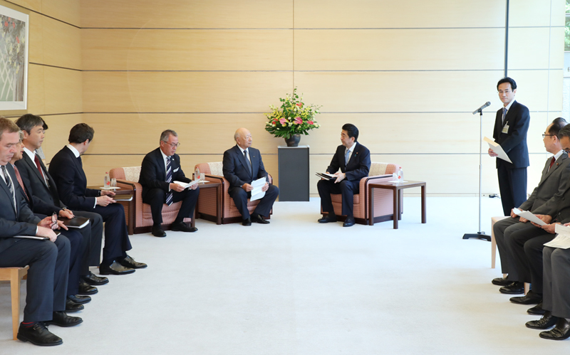 安倍总理在总理大臣官邸接受了日本・欧盟商业圆桌会议（BRT）的日方联合议长佃和夫、欧盟方代理联合议长里斯贝格等的拜会。