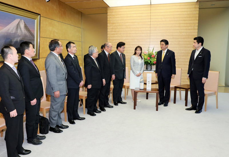 安倍总理在总理大臣官邸接受了福岛县猪苗代町工商会及观光协会等的拜访。