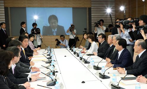 安倍总理在总理大臣官邸召开了第16次未来投资会议。
