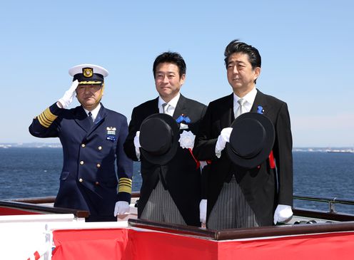 安倍总理出席了在东京湾举行的海上保安制度创立70周年纪念检阅仪式及综合训练。
