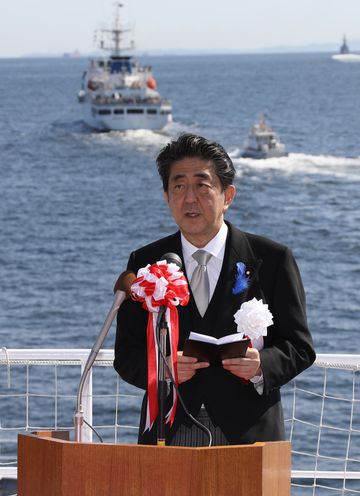 安倍总理出席了在东京湾举行的海上保安制度创立70周年纪念检阅仪式及综合训练。