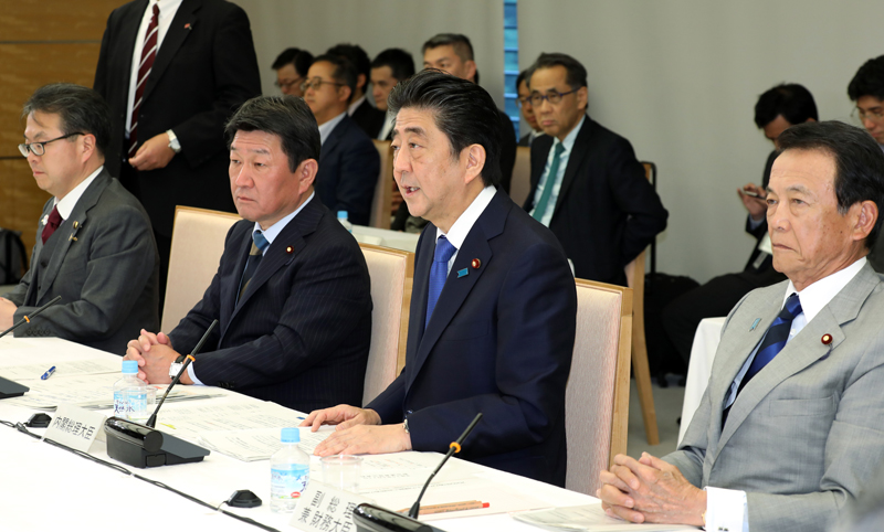 安倍总理在总理大臣官邸召开了2018年第6次经济财政咨询会议。