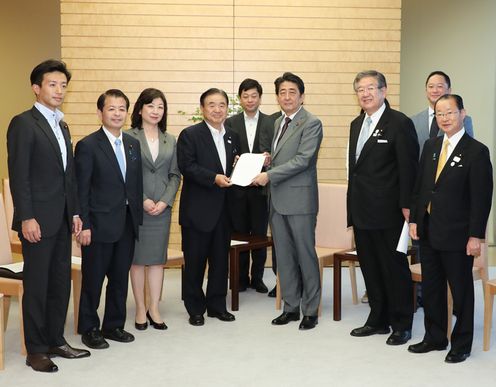 安倍总理在总理大臣官邸接收了自由民主党网络安全对策推进议员联盟的建议。