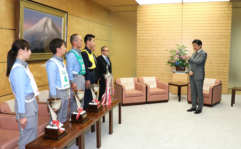 安倍总理在总理大臣官邸接受了4名第49届全国卡车司机大赛冠军的拜访。
