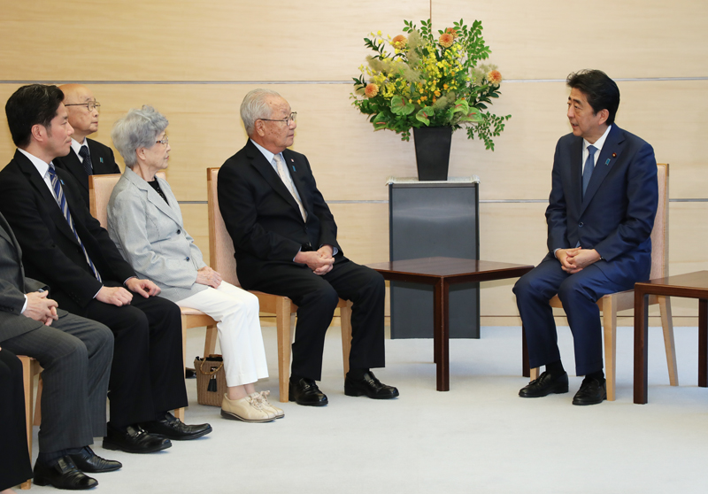 安倍总理在总理大臣官邸与被北朝鲜绑架受害者家属进行了会面。