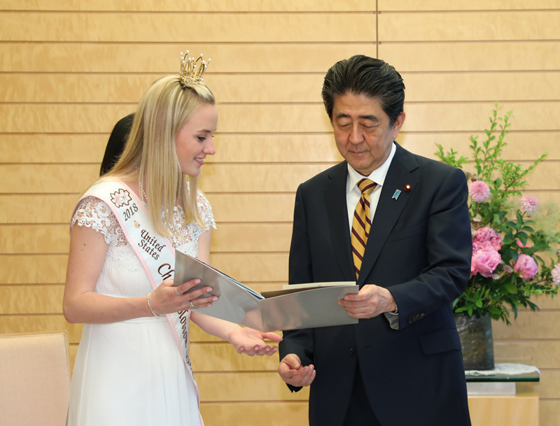 安倍总理在总理大臣官邸接受了第70届全美樱花女王等的拜会。