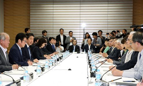 安倍总理在总理大臣官邸召开了知识产权战略本部会议。