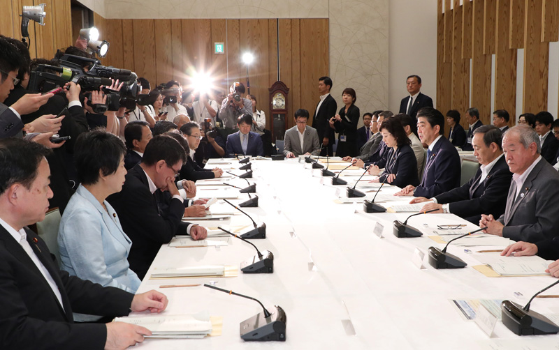 安倍总理在总理大臣官邸召开了第7次创建让所有女性绽放光彩的社会本部会议。