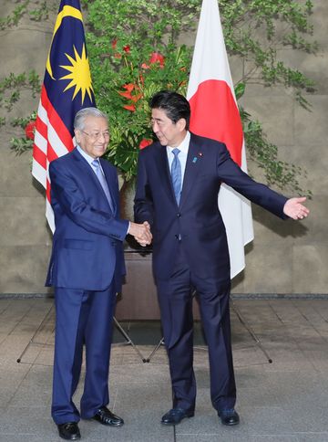 安倍总理在总理大臣官邸与马来西亚首相马哈蒂尔·宾·穆罕默德举行了首脑会谈等。