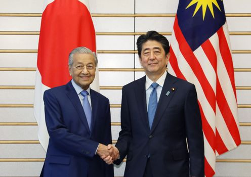 安倍总理在总理大臣官邸与马来西亚首相马哈蒂尔·宾·穆罕默德举行了首脑会谈等。