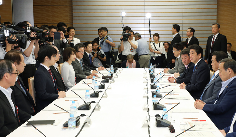 安倍总理在总理大臣官邸召开了第9次人生100年时代构想会议。