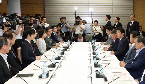 安倍总理在总理大臣官邸召开了第9次人生100年时代构想会议。