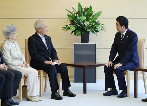 安倍总理在总理大臣官邸与被北朝鲜绑架受害者家属进行了会面。