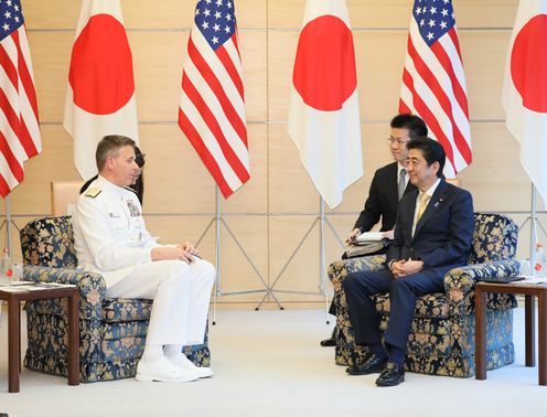 安倍总理在总理大臣官邸接受了美利坚合众国印太司令部司令菲利普・戴维森的拜会。