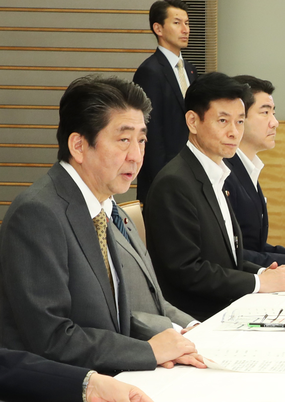 安倍总理在总理大臣官邸出席了有关震源位于大阪府北部的地震的相关阁僚会议。