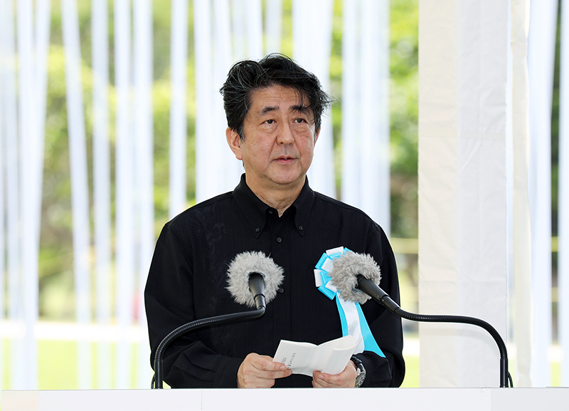 2018年6月23日，安倍总理出席了在冲绳县举行的2018年冲绳全体战殁者追悼仪式。