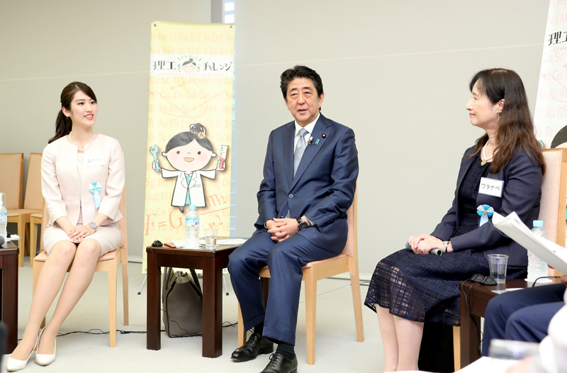安倍总理在总理大臣官邸出席了与STEM Girls Ambassadors(理工科女子加油大使)的启动座谈会。