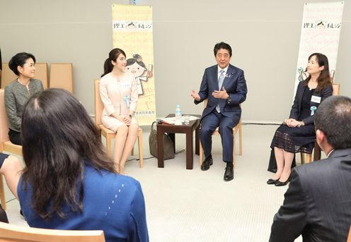 安倍总理在总理大臣官邸出席了与STEM Girls Ambassadors（理工科女子加油大使）的启动座谈会。