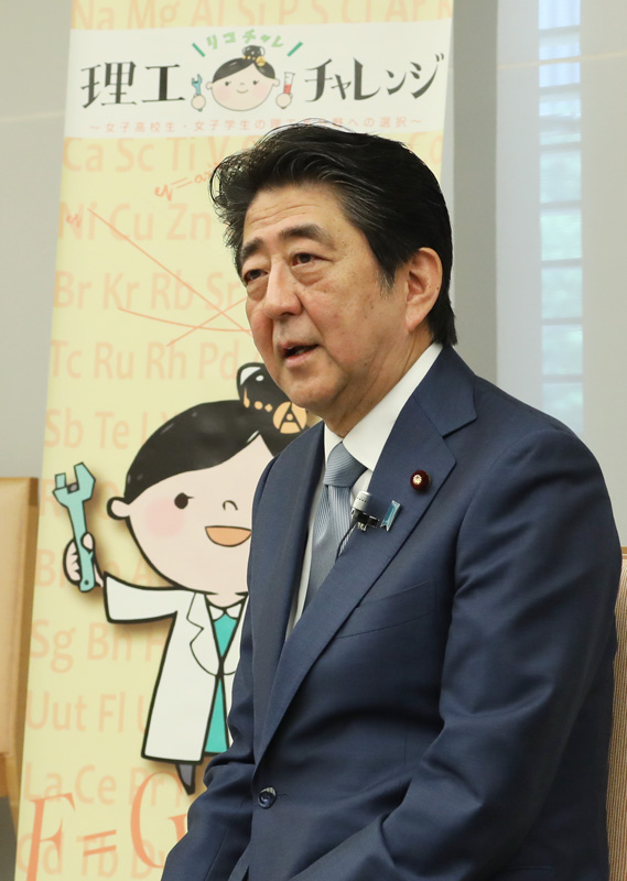 安倍总理在总理大臣官邸出席了与STEM Girls Ambassadors(理工科女子加油大使)的启动座谈会。