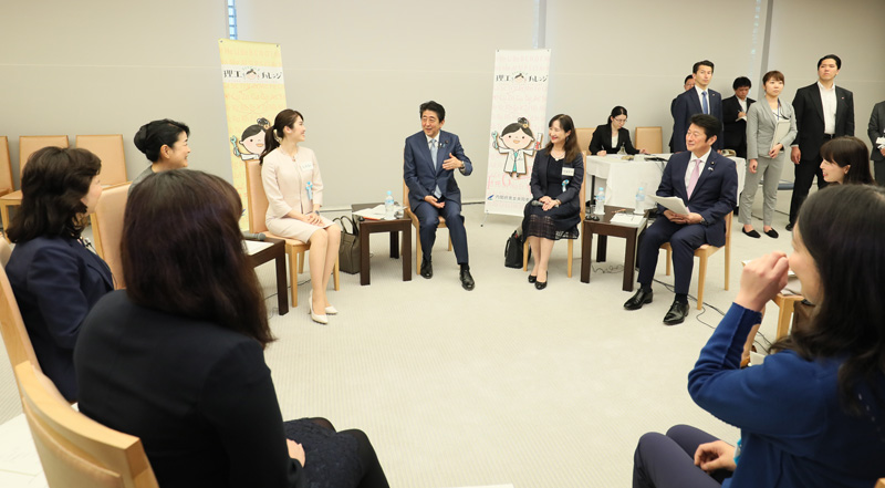 安倍总理在总理大臣官邸出席了与STEM Girls Ambassadors（理工科女子加油大使）的启动座谈会。