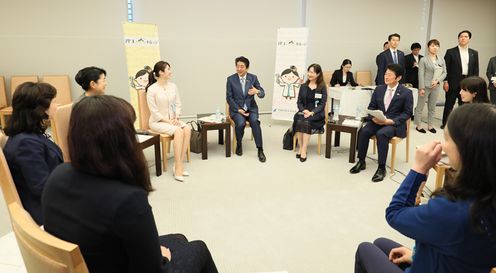 安倍总理在总理大臣官邸出席了与STEM Girls Ambassadors（理工科女子加油大使）的启动座谈会。