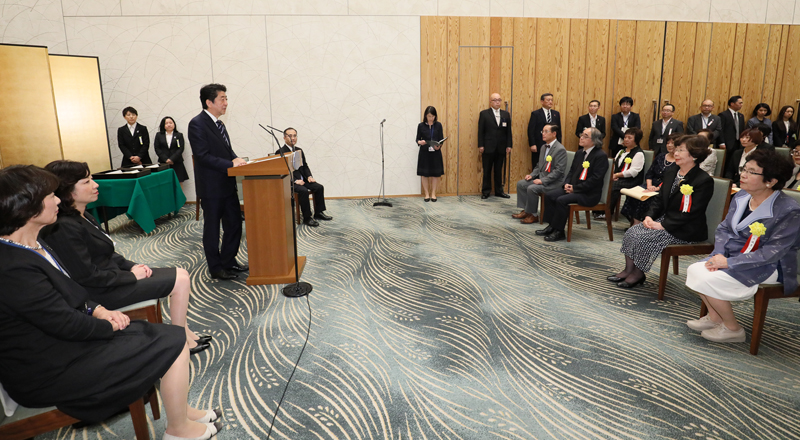 安倍总理出席了在总理大臣官邸举行的建设男女共同参与社会相关表彰仪式及男女共同参与会议相关恳谈会。