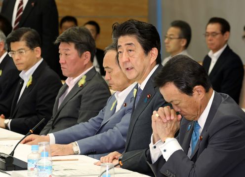 安倍总理在总理大臣官邸召开了第38次中央防灾会议。