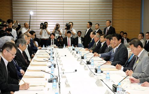 安倍总理在总理大臣官邸召开了第38次中央防灾会议。