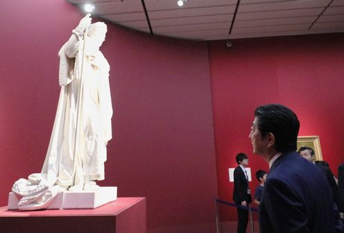 安倍总理参观了卢浮宫美术馆展。