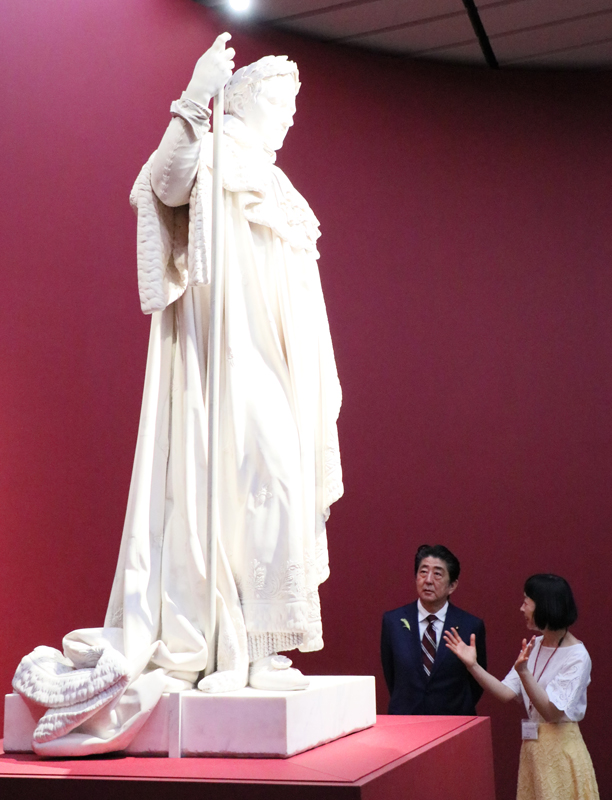安倍总理参观了卢浮宫美术馆展。