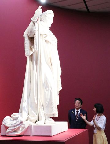 安倍总理参观了卢浮宫美术馆展。