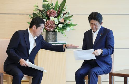 安倍总理在总理大臣官邸会见了爱媛县知事中村时广。