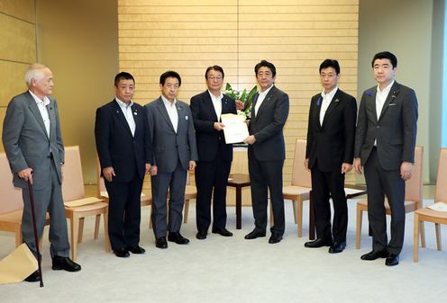 安倍总理在总理大臣官邸会见了爱媛县选区的自民党议员。