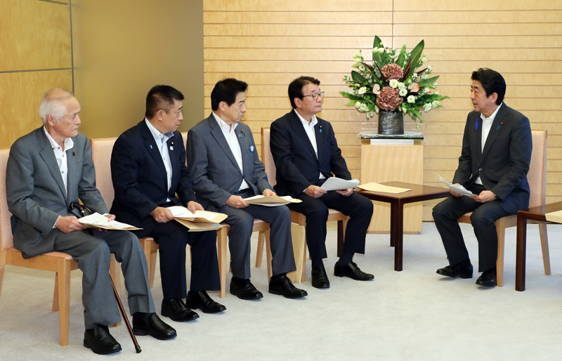 安倍总理在总理大臣官邸会见了爱媛县选区的自民党议员。