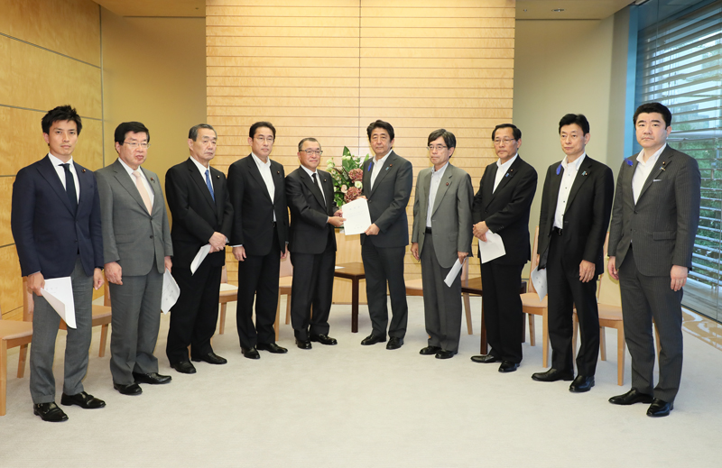 安倍总理在总理大臣官邸会见了广岛县选区的自民党议员。