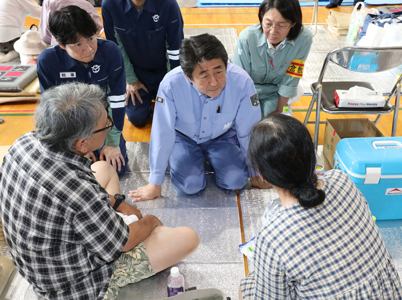 安倍总理为了视察2018年7月暴雨造成的灾害状况访问了冈山县。