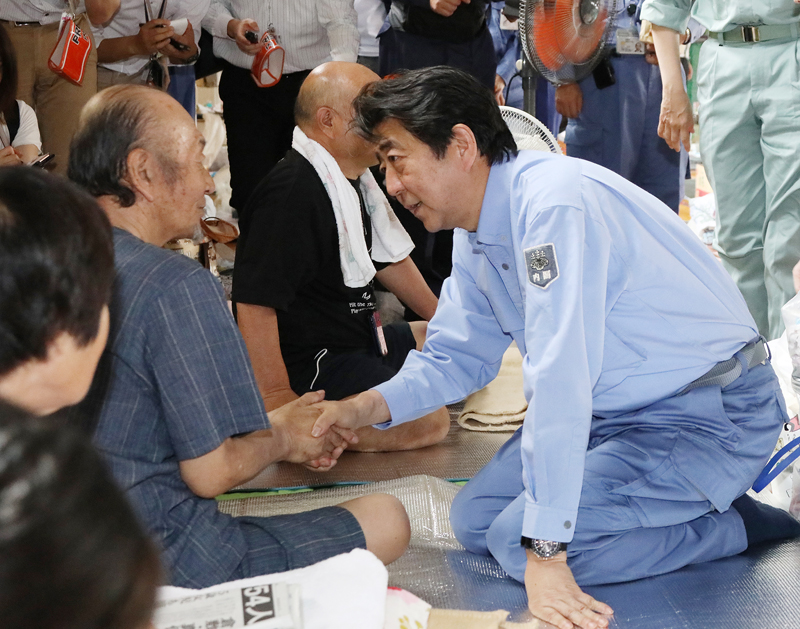 安倍总理为了视察2018年7月暴雨造成的灾害状况访问了冈山县。