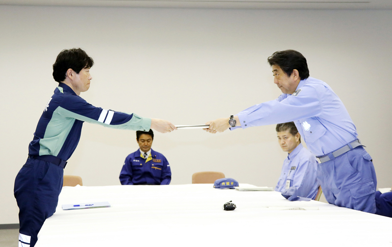 安倍总理为了视察2018年7月暴雨造成的灾害状况访问了冈山县。