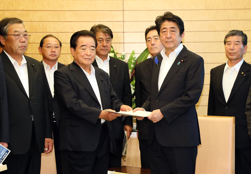 安倍总理在总理大臣官邸会见了岐阜县知事古田肇及岐阜县选区的自民党议员等。