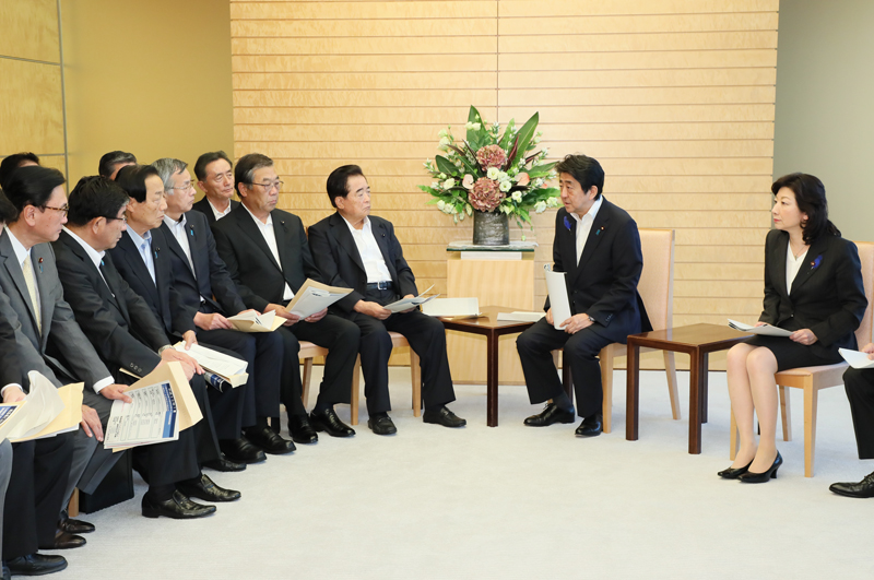安倍总理在总理大臣官邸会见了岐阜县知事古田肇及岐阜县选区的自民党议员等。
