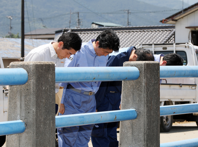 安倍总理为了视察2018年7月暴雨造成的灾害状况访问了爱媛县。