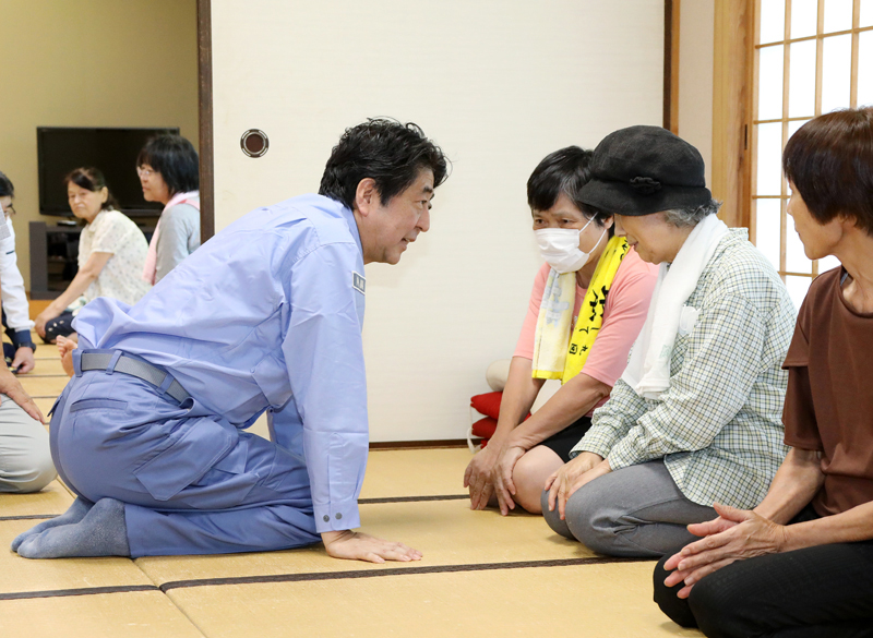 安倍总理为了视察2018年7月暴雨造成的灾害状况访问了爱媛县。