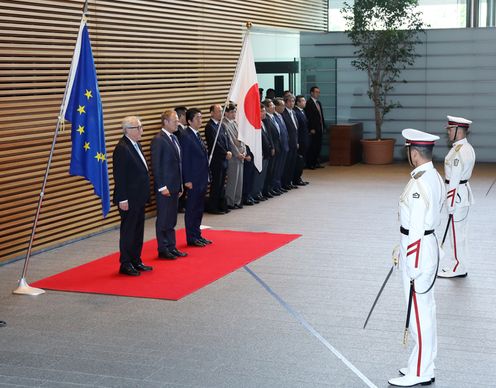 安倍总理在总理大臣官邸与欧洲理事会主席唐纳德·图斯克以及欧盟委员会主席让－克洛德·容克举行了第25次定期首脑磋商等。