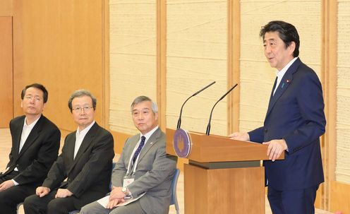 安倍总理在总理大臣官邸接受了“日中小大使”10周年纪念代表团等的拜会。