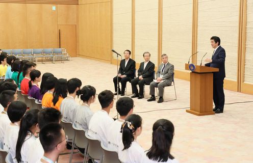 安倍总理在总理大臣官邸接受了“日中小大使”10周年纪念代表团等的拜会。