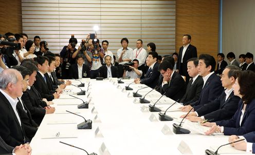 安倍总理在总理大臣官邸召开了有关行政文件管理方式等的阁僚会议。