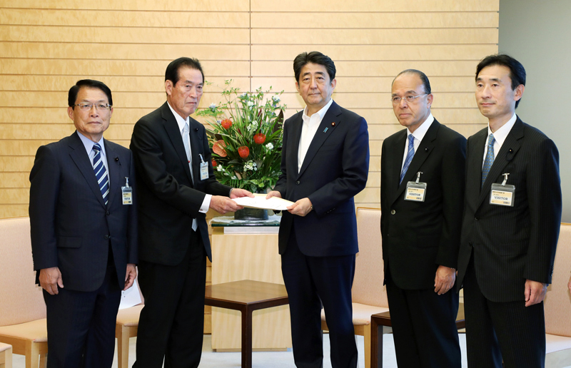 安倍总理在总理大臣官邸会见了自由民主党冈山县支部联合会议员。