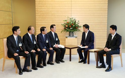 安倍总理在总理大臣官邸会见了自由民主党冈山县支部联合会议员。