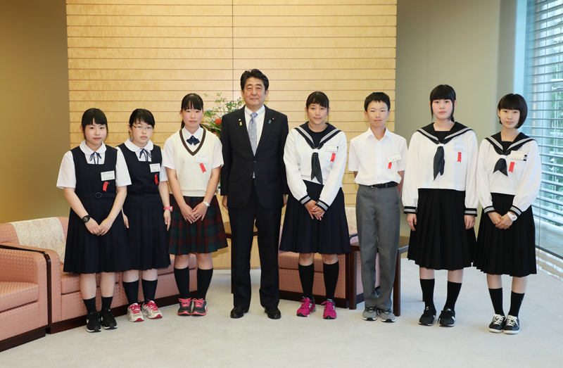 安倍总理接受了北方青少年（原住北方领土国民的第三、第四代等初中学生）的拜访。