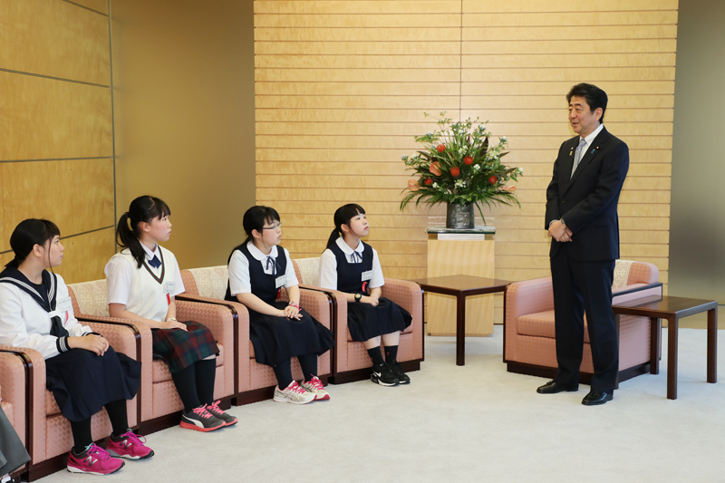 安倍总理接受了北方青少年（原住北方领土国民的第三、第四代等初中学生）的拜访。